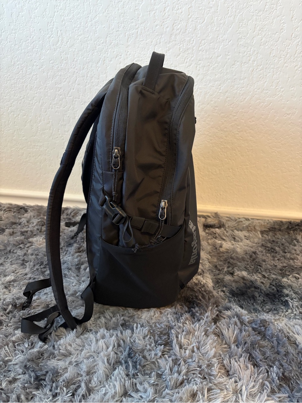 Patagonia Refugio Daypack 26L Black Backpack 2024 Laptop Bag Hiking STY47913 - Picture 4 of 11
